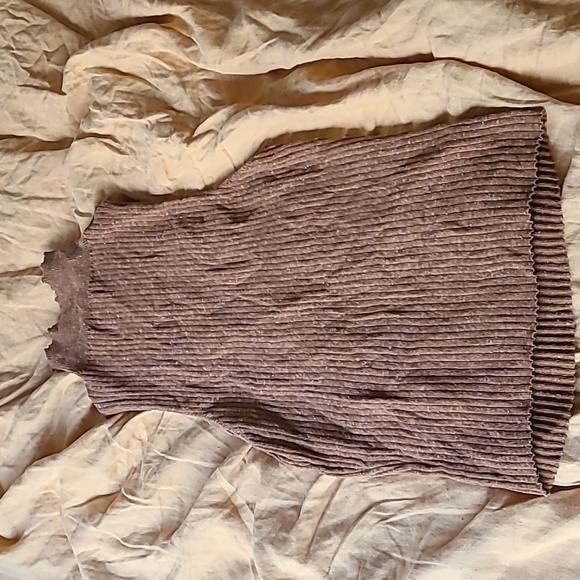 Sleeveless Turtleneck Top - Picture 3 of 3